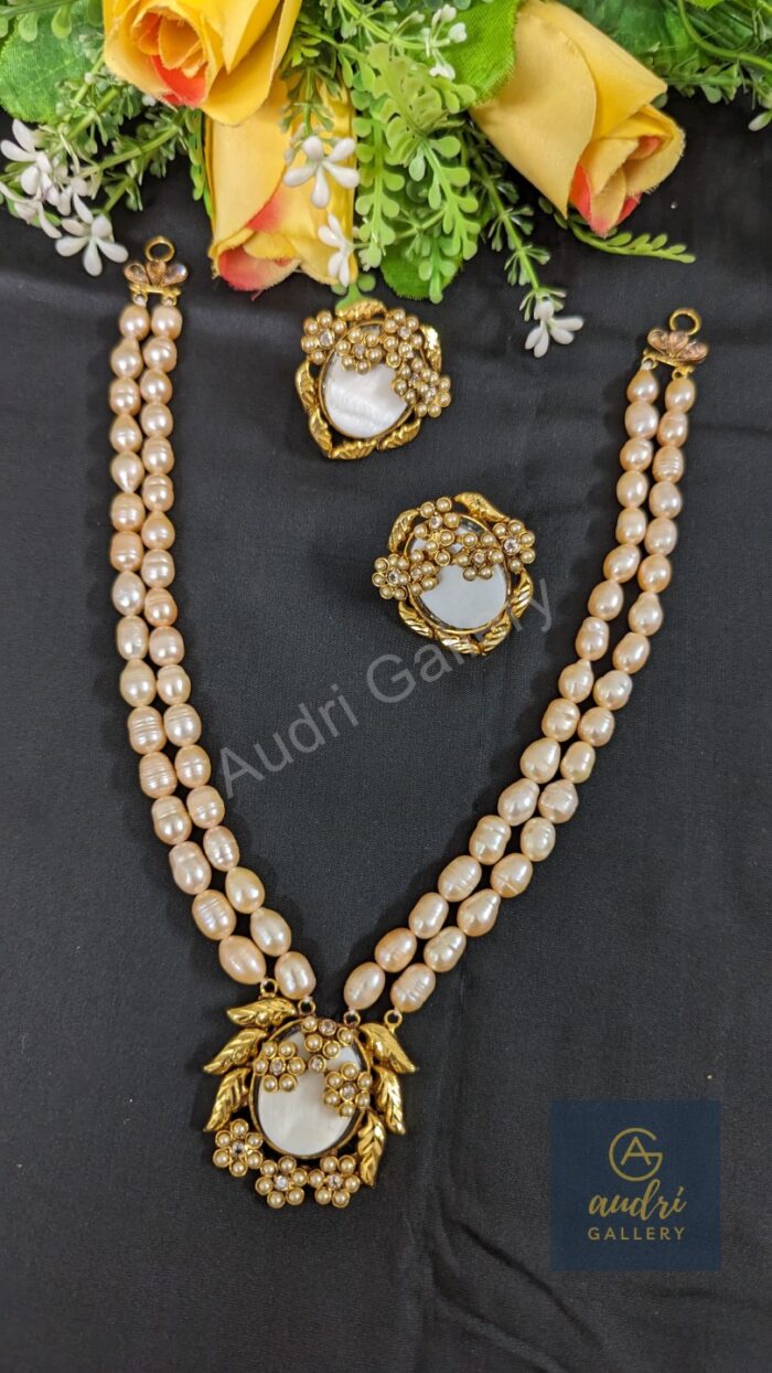 Real Pearl Short Sita with Earrings